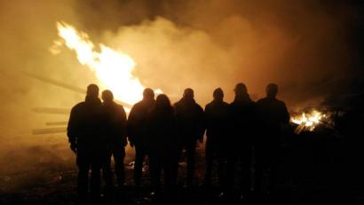 Bild: exb
Auf dem Bild zu sehen ist ein Teil der Teilnehmer am Samstag bei dem Mahnfeuer in der Nähe von Mitterteich (Green Energy). Unter anderem waren 1. Bürgermeister Roland Grillmeier, der Vertreter von Land schafft Verbindung Johannes Dietz, sowie mehrere besorgte Bauern aus der Umgebung.