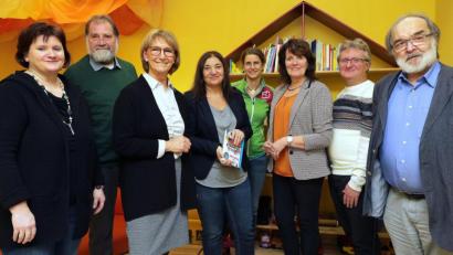 Bild: Wolfgang Steinbacher
Gerne folgte MdB Ekin Deligöz (Vierte von links) der Einladung der Stadtratsfraktion der Grünen in die Räumlichkeiten des Kinderschutzbundes. Vorständin Brigitte Breitfelder (Dritte von links) präsentierte das Portfolio des Vereins. Daniela Bernschneider (ganz links) macht sich unter anderem für Autisten stark. Von den Grünen diskutierten mit (v.l.n.r.): Walter Schöberlein, Claudia,Ried, Elke Winkel, Hans-Jürgen Bumes und Helmut Wilhelm.