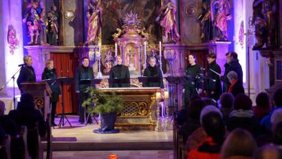 Bild: nib
Die acht Cousinen begeisterten mit ihren Liedern im Advent die Zuhörer in der St. Michael Kirche in Wolfring.