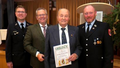 Bild: Hirsch
Zweiter Vorsitzender Stefan Zitzler, OB Andreas Feller und Vorsitzender Joachim Kröplin (von links) ehrten Josef Pirzer (Zweiter von rechts) für 70-jährige Treue zur Feuerwehr Fronberg.