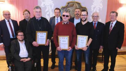 Bild: do
Unser Bild zeigt die geehrten Einzelsportler mit den Verbandsvertretern des BVS-Bezirks, des BLSV und Bürgermeister Albert Nickl (links).