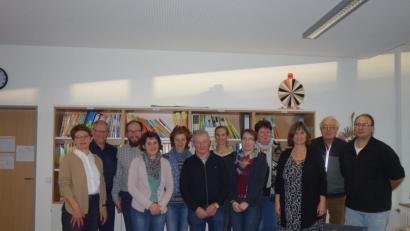 Bild: Gunda Köstler
Zur Dankeschön-Runde treffen sich die ehrenamtlichen Schulweghelfer in der Pestalozzischule. Von links Ordnungsamtsleiterin Rosalia Wendl, Polizeihauptkommissar Uwe Aulinger, Alexander Krumrein, Gabriele Papp, Karin Mühldorfer, Gerhard Schmid, Elternbeiratsvorsitzende Elena Feix, Nadine Turnhöfer, Brigitte Zelka, Konrektorin Claudia Hammer, Franz Beyerlein und Marco Oswald.