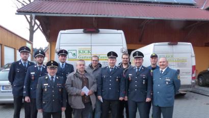 Bild: hme
Johann Kick (Mitte) übergibt mit seinen Söhnen Georg (Vierter von rechts) und Johannes (Sechster von rechts) je 250 Euro an die drei Feuerwehren der Marktgemeinde Luhe-Wildenau und an das THW Weiden. Mit dem Geld sollen es sich die Einsatzkräfte nach den harten Einsätzen gut gehen lassen und feiern.