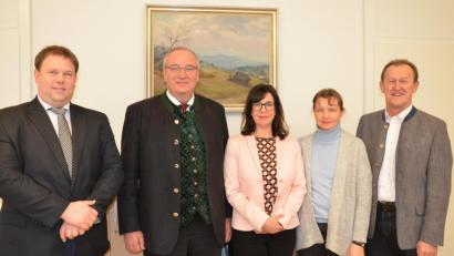 Bild: exb
Bezirkstagspräsident Franz Löffler (Zweiter von links) und Andrea Lamest (Dritter von links) zusammen mit Richard Gaßner, Kulturreferent des Bezirks Oberpfalz (rechts), Bezirksheimatpfleger Tobias Appl (links) und Ursula Wohlfeld von der Kultur- und Heimatpflege des Bezirks Oberpfalz bei der Verabschiedung der langjährigen Leiterin der Kebbelvilla.