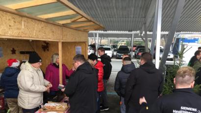 Bild: hwk
Gut beschäftigt waren die Mitglieder des Siemensvereins beim Ausschank von Glühwein und bei der Ausgabe von Gebäck.