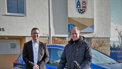 Bild: twi
Erfreut nimmt Bürgermeister Konrad Kiener das E-Bike entgegen.