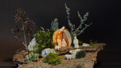 Bild: ow
Eine kleine Weihnachtslandschaft auf einer Rinde, gefertigt von Peter Herzog. Als Stall für die heilige Szene dient eine Nussschale. Die winzig kleinen Figuren können nur unter einer Lupenleuchte geschnitzt werden. Die Figuren sind im Maßstab 1:100 geschnitzt. Eine stehende Person ist zirka 1,8 cm groß.