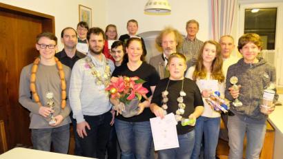 Bild: fvo
Königsfeier bei den Tell-Schützen: Schützenliesl Sabine Dewald (vorne Mitte), Schützenkönig Andreas Käs (vorne links daneben) und Jugendschützenkönig Maximilian Wallmeyer (vorne rechts daneben)