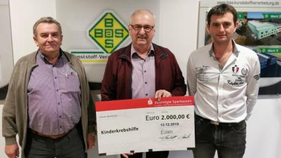 Bild: gz
Der Vorsitzende Herbert Putzer von der Kinderkrebshilfe dankte Ludwig und Fabian Bauriedl (re) von der BAS für die noble Spende.
