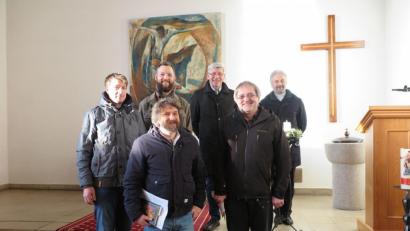 Bild: jzk
Behördenleiter Wolfgang Wenisch (Dritter von rechts) dankte Andreas Stock, Clemens Schönberger, Martin Wittmann, Wolfgang Keck und Pfarrer Dirk Grafe (von links) für die Gestaltung der adventlichen Andacht in der Kemnather Friedenskirche.