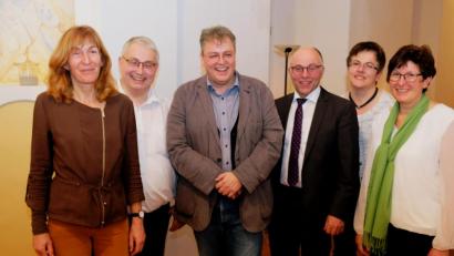 Bild: do
50 Jahre Pater Adrian Kugler: Da gilt es auch für die politische Gemeinde und die Vertreter der Pfarreiengemeinschaft, dem Prior des Klosters Speinshart zu gratulieren. Im Bild (von links) Pfarrgemeinderatssprecherin Gertraud Hofmann, Abt Hermann Josef Kugler, der Jubilar, Bürgermeister Albert Nickl, Pfarrgemeinderätin Irene Walter und Frauenbund-Sprecherin Elisabeth Nickl.