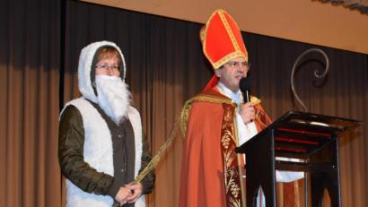 Bild: rgr
Nikolaus und Knecht Ruprecht besuchten die Senioren an ihrer adventlichen Feier im Jugendheim.