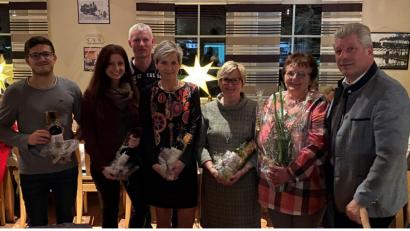 Bild: mef
Bürgermeister Günter Stich (rechts) dankt in seinem letzten Jahresabschluss (von links): Mathias Strobel, Andrea Stich, Monika Thoma und Brigitte Waldmann. Im Ruhestand ist Rita Kienast (Zweite von rechts). Personalrat Stefan Witzl (Dritter von links) dankt dem Team der Gemeinde.
