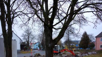 Bild: fjo
Zwischen dem Benefiziatenhaus (rechts) und dem Buswartehäuschen (links) beim ehemaligen Bahnhof schafft die Marktgemeinde neue Parkplätze in Eigenregie.