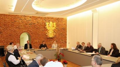 Bild: JOCHEN NEUMANN 
ERBENDORF
Die Stadträte durften zur Weihnachtssitzung erstmals im neurenovierten Rathaussaal Platz nehmen.