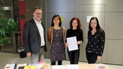 Bild: jma
Auch Schulleiter Wolfgang Bodensteiner (links), Konrektorin Anja Bräu (Zweite von rechts) und Jugendsozialarbeiterin Maria Rübe-Hitzinger (rechts) lauschen dem Vortrag von Elke Neumüller (Zweite von links).