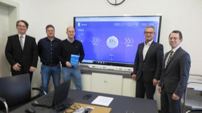 Bild: jzk
Markus Windisch, Michael Wittmann (links und Dritter von links) sowie Andrè Zorger (rechts) stellten Bauamtsleiter Roland Sächerl (Zweiter von links) und Bürgermeister Werner Nickl (Zweiter von rechts) den Energiemonitor vor.