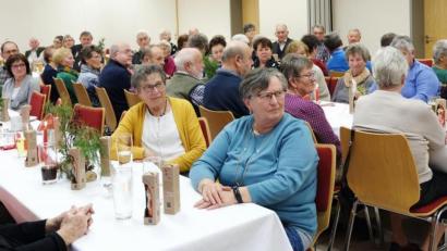 Bild: ohr
Der traditionelle Seniorennachmittag der Gemeinde und Pfarrgemeinde Stulln im Pfarrheim findet ein sehr erfreuliches Echo. Aufmerksam verfolgen die Besucher die Darbietungen. Für das gesellige und unterhaltsame Miteinander bleibt genügend Raum.