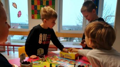 Bild: exb
Der Kreisjugendring ist durch neun Grundschulen und vier Mittelschulen getourt, um die Begeisterung für Brettspiele wieder bei Kindern zu wecken.