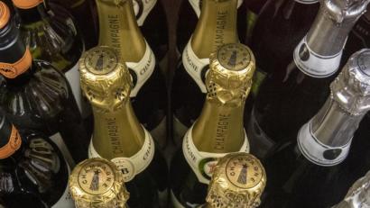 Bild: Paul Zinken/dpa
Champagner-Flaschen: Rechtzeitig zum Weihnachtsfest schmücken auch Deutschlands Discounter ihre Filialen mit einem Hauch von Luxus.