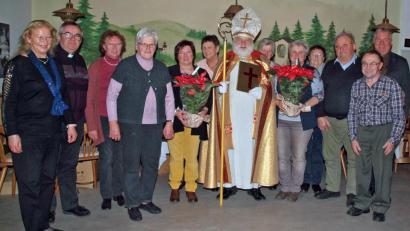 Bild: sön
Mit Bürgermeister Markus Dollacker (hinten, rechts), Pfarrer Pater Slawomir Niemczewski nd OGV-Vorsitzender Renate Kastl (ab Zweitem von links) gratulierte der heilige Nikolaus (Pater Alfred Lindner, Mitte) den Preisträgern, die mit Blumen ausgezeichnet wurden.
