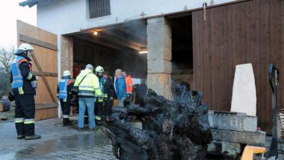 Bild: Wolfgang Steinbacher
Der Grund, warum auf einem Bauernhof in Großschönbrunn ein Holzstoß in einem Stodel in Flammen aufgegangen war, ist wenige Stunden nach Ausbruch des Feuers noch unklar. In Brand geraten war Holz, darunter auch ein Wurzelstock, der jetzt nur noch ein verkohltes Gerippe ist.
