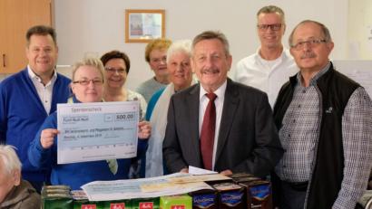 Bild: u
Einen 500 Euro-Scheck und 90 Pfund Kaffee hat die Förderkreis-Delegation beim Besuch im BRK-Seniorenheim St. Barbara im Gepäck (von links): Dritter Bürgermeister Peter Leitsoni (Vorstandsmitglied), Pflegedienstleiterin Patricia Kugler, Stadträtin Bärbel Birner (Vorstandsmitglied), Heidi Flierl (Vorstandsmitglied), stellvertretende Vorsitzende Hildegard Kohl, Vorsitzender Werner Schulz, Bürgermeister Hermann Falk und Schatzmeister Reinhold Birner.