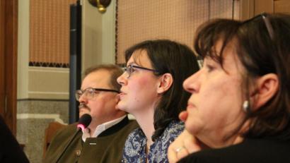 Bild: sfo
Kerstin Daubitzer (Mitte) ist seit Mai diesen Jahres fester Bestandteil der Stadtbücherei. Mit Kollegin Ulrike Knott (rechts) blickt sie in der Stadtratssitzung auf das vergangene Jahr zurück. Bürgermeister Alfred Stier (links) ist von ihrem Resümee begeistert.