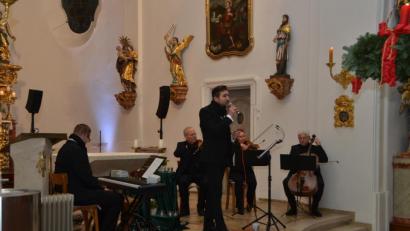 Bild: dob
Der Pleysteiner Christoph Baierl beschenkt die Zuhörer mit seinem Ensemble in der Waldauer Benefiziumskirche St. Johannes Nepomuk mit einer vorweihnachtlichen Stunde.