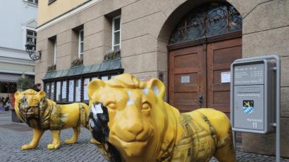 Bild: Wolfgang Steinbacher
Auf das Rathaus am Marktplatz in Amberg passen zwei Löwen statt Wachpersonal auf die Mitarbeiter auf. In anderen Behörden gibt es Security-Mitarbeiter.