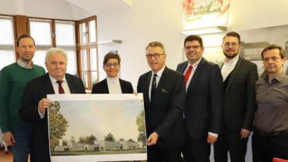 Bild: ws
Zwischen Stadt und Rotem Kreuz wurde jetzt der Vertrag für den Betrieb des neuen Kindergartens unterzeichnet. Im Bild (von links): Stellvertretender Kämmerer und Bildungsbeauftragter der Stadt, Harald Eckstein, Zweiter Bürgermeister Peter Gold, die neue Leiterin der Kindergartens, Martina Fuhrmann, Bürgermeister Franz Stahl, BRK-Kreisgeschäftsführer Holger Schedl, Stellvertretender BRK-Kreisgeschäftsführer Sven Lehner und der Leiter der Hauptverwaltung, Markus Bergauer, mit einer Visualisierung des Kindergarten-Neubaus.