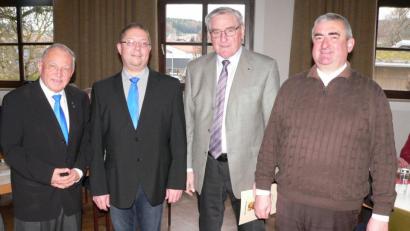 Bild: nid
Zentralpräses Josef Schwemmer, Obmann Michael Rahm (von links) und Pfarrpräses Alfons Kaufmann (rechts) ehrten Manfred Schwingl für seine jahrzehntelange Treue zur MMC.