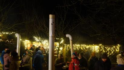 Bild: mmj
"Winterzauber" in Stadlern: Bei Glühwein konnte man es sich mit Freunden gut gehen lassen. Die Veranstalter hatten auch für wärmende Feuerstellen gesorgt.