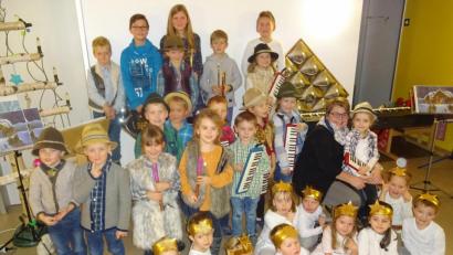 Bild: fjo
Das Ensemble kleidet sich für die musikalische Erzählung passend und setzt mit Musiklehrerin Conny Kraus (Mitte, Zweite von links) wundervolle musikalische Akzente.