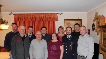 Bild: rdh
Der Jubilar Josef Bäuml im Kreise der Gratulanten (von links): Uwe Franz (Blaskapelle), Albert Hecht (Bulldogfreunde), Philipp Sertl (Feuerwehr), Josef Bäuml mit Frau Roswitha, dahinter Alois Sladky (OWV), daneben Martha Jung (Flurbereinigung), Tobias Schwamberger (Feuerwehr), Wolfgang Schüßler (Bulldogfreunde) und Bernd Schwamberger (OWV).
