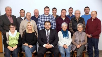 Bild: bkr
Die Freie Wählergemeinschaft mit den Gemeinderatsbewerbern und Bürgermeisterkandidat Thomas Kaufmann (vorne Mitte): (vorne von links) Cordia Birner, Sandra Lautner, Thomas Kaufmann, Christine Münch, Rita Hartmann, (hinten von links) Eberhard Besold, Gerhard Müller, Erhard Birner, Günther Zöller, Markus Schmid, Reiner Ullmann, Max Philipp, Markus Pleier, Günther Hartmann, Stefan König und Ernst Lautner.