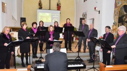 Bild: fjo
Alexander Meiler (rechts) leitet das Vokalensemble "ChordiSono" beim Benefizkonzert in der Filialkirche. Pianist Wolfgang Dirscherl blieb der Einzige, den das Publikum erst am Schluss von vorne zu sehen bekam.