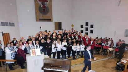 Bild: hai
Zum Adventskonzert in der Speichersdorfer Dreifaltigkeitskirche kamen rund 400 Besucher und lauschten den Klängen der Chöre und Musikanten.