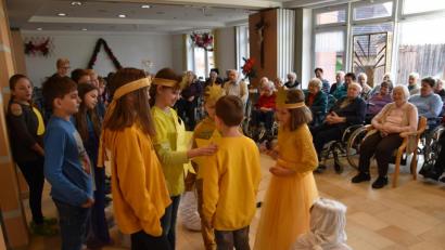 Bild: weu
Die Schüler der Niedermuracher Grundschule schenkten den Bewohnern des Senioren – und Pflegeheims eine besinnliche vorweihnachtliche Stunde.