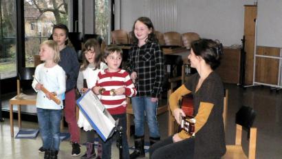Bild: rky
Die Kinder vom Kinderchor der evangelischen Kirchengemeinde Neustadt am Kulm überraschten die Senioren bei deren Adventsfeier im Gemeindehaus mit verschiedenen Liedern. Begleitet wurden die Kinder von Christine Pühl auf der Gitarre.