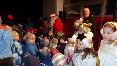 Bild: sl
Der Nikolaus verteilt im Beisein des Christkindes und der Engel seine Geschenke.