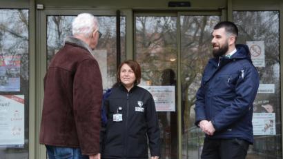Bild: Gabi Schönberger
Filiz Emin (Mitte) und Abdulrahman Nayir (rechts) vom Wach- und Sicherheitsdienst Weiden-SEC passen im Weidener Rathaus auf.