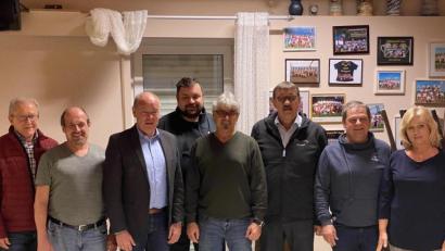 Bild: egl
Vorsitzender Dieter Streber (Mitte) mit Bürgermeister Roland Strehl (Dritter von links) und seinem Vorstand.