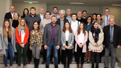 Bild: Stiftland-Gymnasium/exb
Die Referenten des Studieninformationstages mit dem Schulleiter OStD Georg Hecht (rechts unten) und dem Wirtschaftslehrer OStR Sascha Häcker (rechts oben).