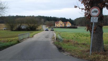 Bild: sche
Die Verbindungsstraße samt Brücke (im Vordergrund) von Greßmühle in Richtung Amberg-Wagrain, die auch als Zufahrt zum Pandurenpark des SV Raigering dient, wird bis zur Gemeindegrenze erneuert.