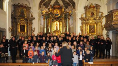 Bild: krb
Ein begeisterndes Konzert geben die Erwachsenenchöre Parkstein und der Kinderchor Neunkirchen in St. Felix. Am Sonntag, 22. Dezember, um 16 Uhr ist die Adventscantate "Gelobt sei , der da kommt" in der Pfarrkirche Parkstein erneut zu erleben.