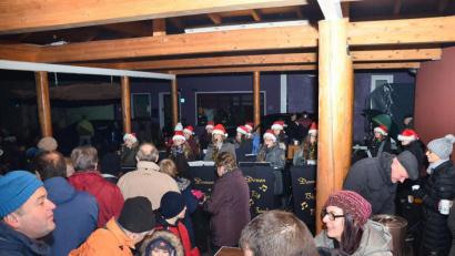 Bild: fjo
Mit roten Zipfelmützen auf den Köpfen - teils blinkend - kredenzt die muntere Frauentruppe bei ihrer "Weihnachts-Swing-Serenade" ein buntes Potpourri zur Freude enorm vieler Besucher.