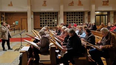 Bild: twi
Unter der Leitung von Kornelia Kraus konzertierte das Veehharfenorchester der Musikschule Neustadt in der Josefskirche.