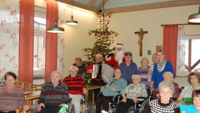 Bild: az
Die Bewohner des Gmünder Seniorenheims freuen sich über den Besuch des Deutsch-Amerikanische Kontaktclubs. Kein Wunder, denn neben weihnachtlicher Musik gibt es auch kleine Geschenke.