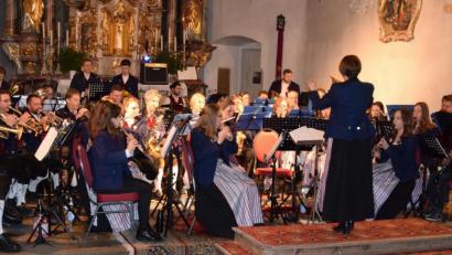 Bild: bö
Es war das große Musikereignis im Lauterachtal mit einem tollen Erfolg: Die Trachtenkapelle Hohenburg hatte am 3. Adventssonntag zum vorweihnachtlichen Konzert eingeladen.